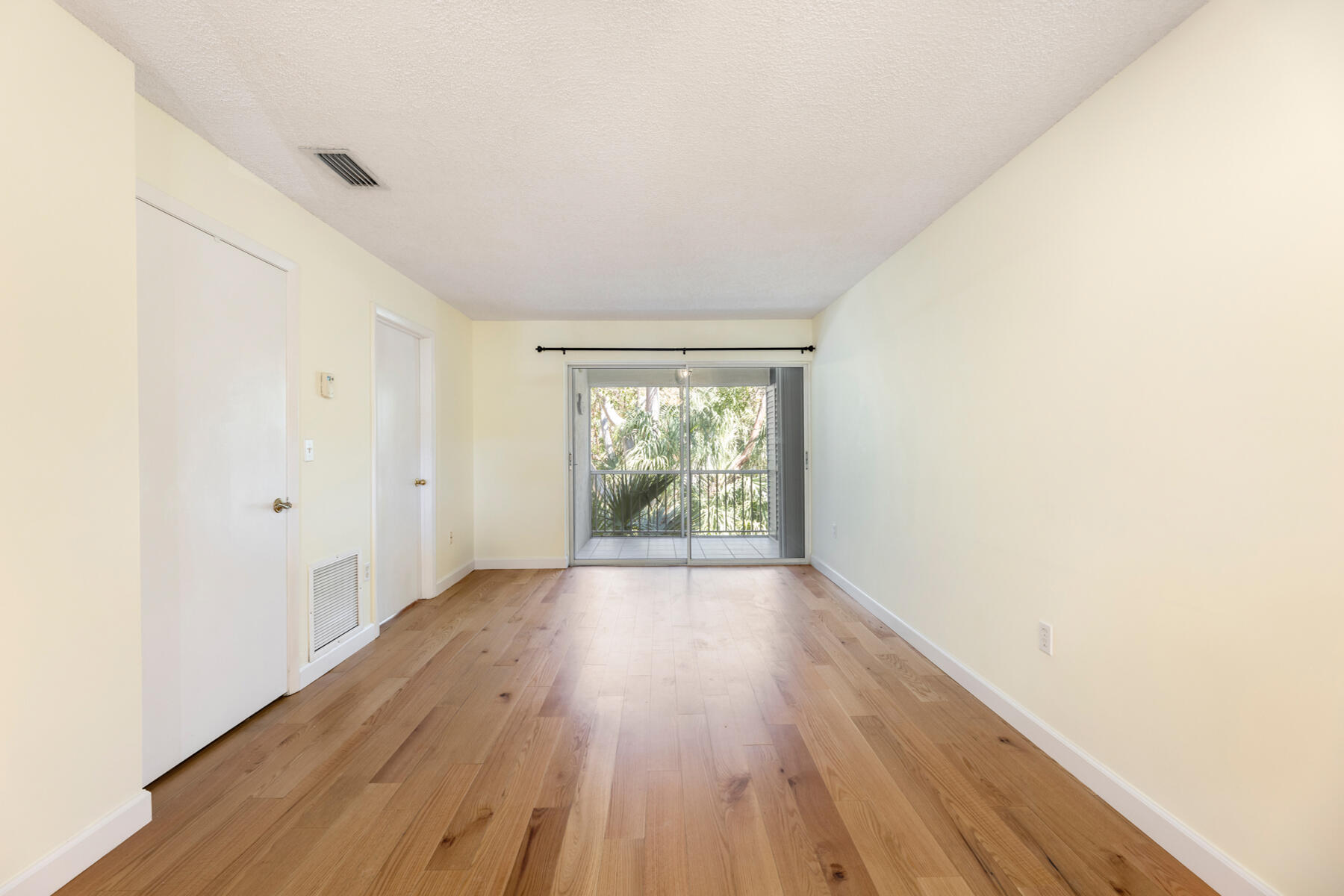 98202 Windward Avenue Key Largo, FL 33037 - Photo 3 of 32 Large living space (screened in porch)