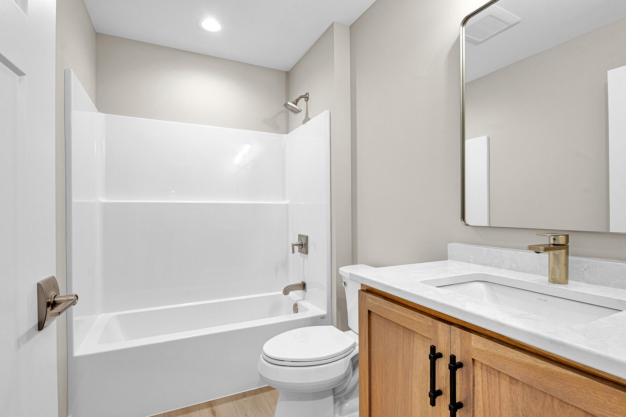 4915 Lincoln Way Sheboygan, WI 53083 - Photo 24 of 50 Main Bath