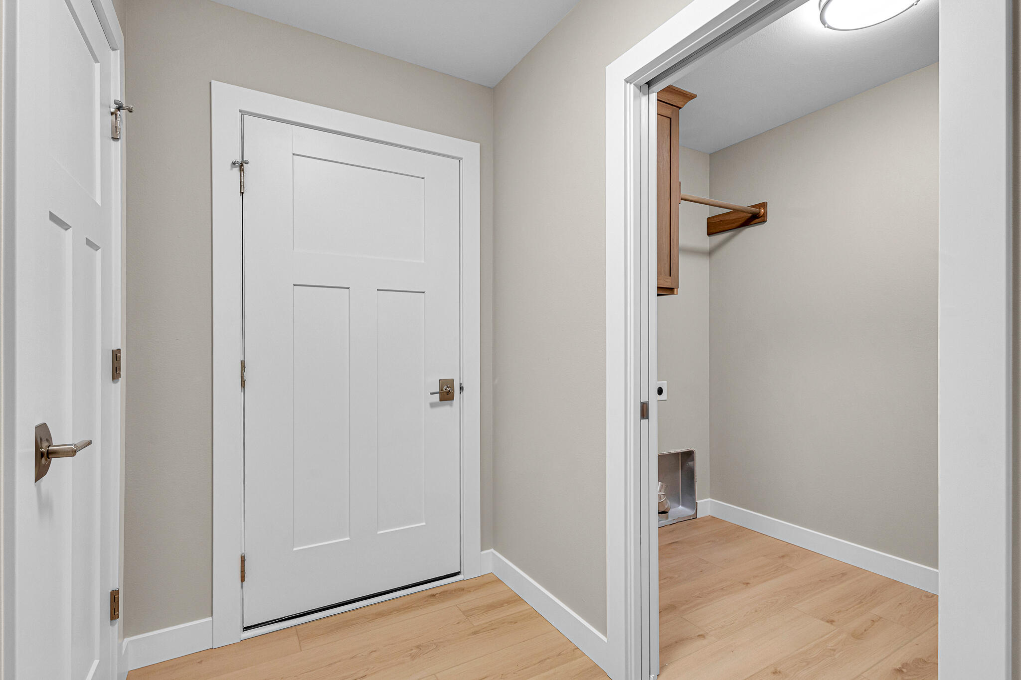 4915 Lincoln Way Sheboygan, WI 53083 - Photo 28 of 50 Mudroom & Laundry