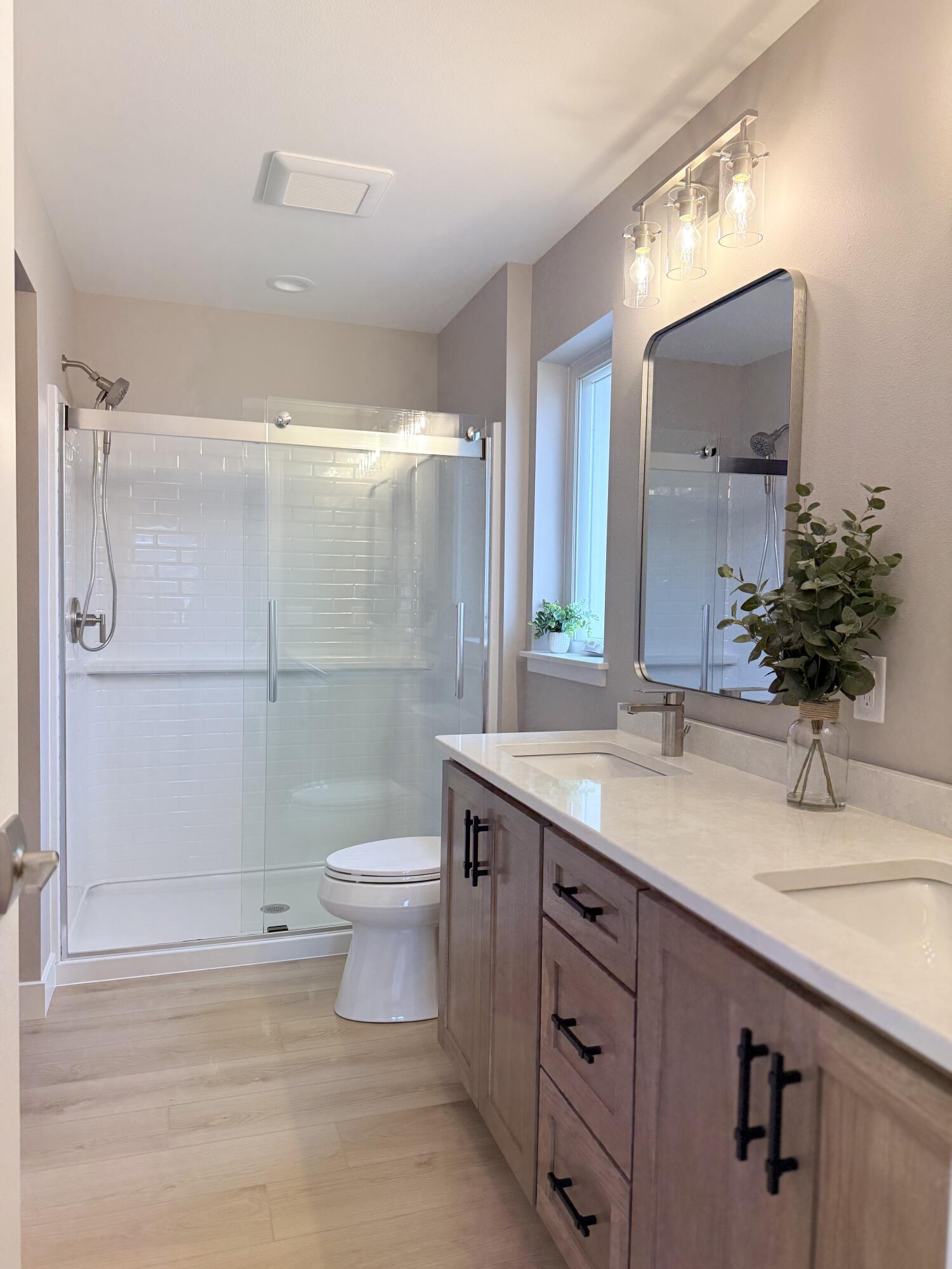 4915 Lincoln Way Sheboygan, WI 53083 - Photo 32 of 50 Primary Bathroom