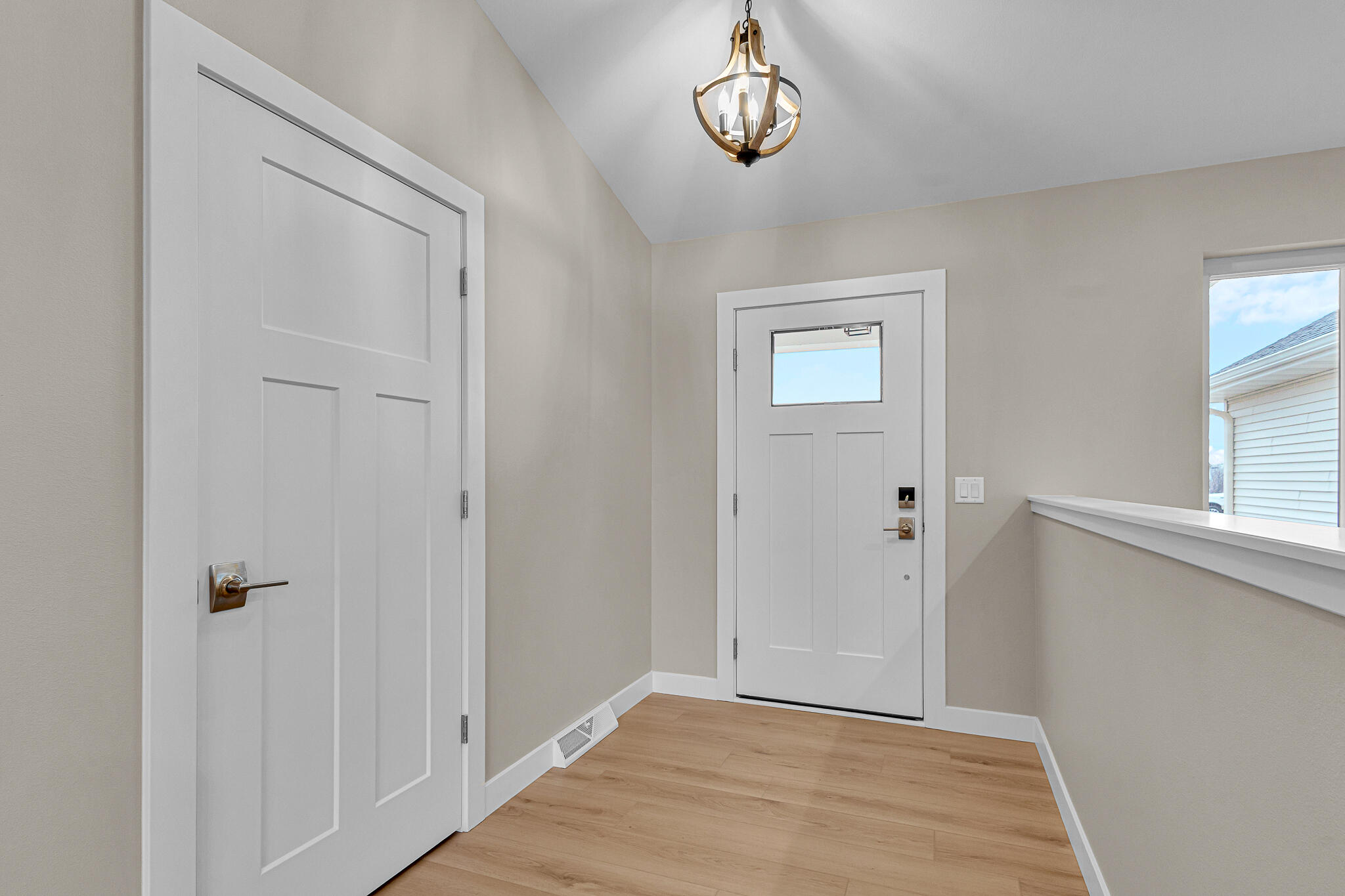4915 Lincoln Way Sheboygan, WI 53083 - Photo 3 of 50 Foyer