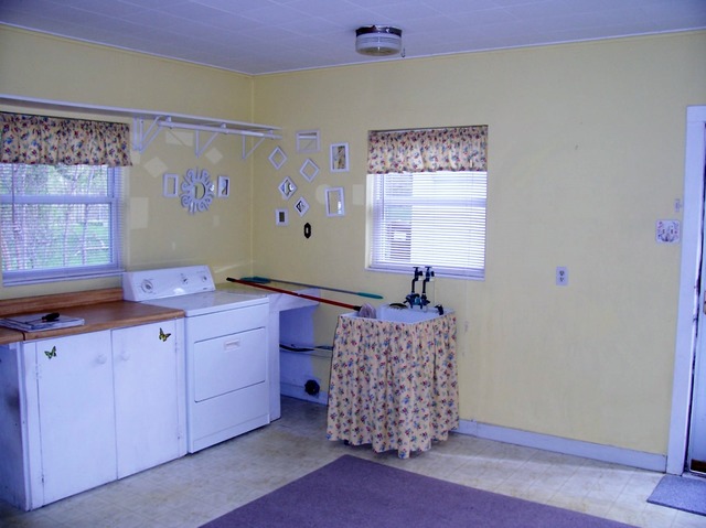 3645 Flossmoor Road Homewood, IL 60422 - Photo 7 of 10 a room with painting and a table