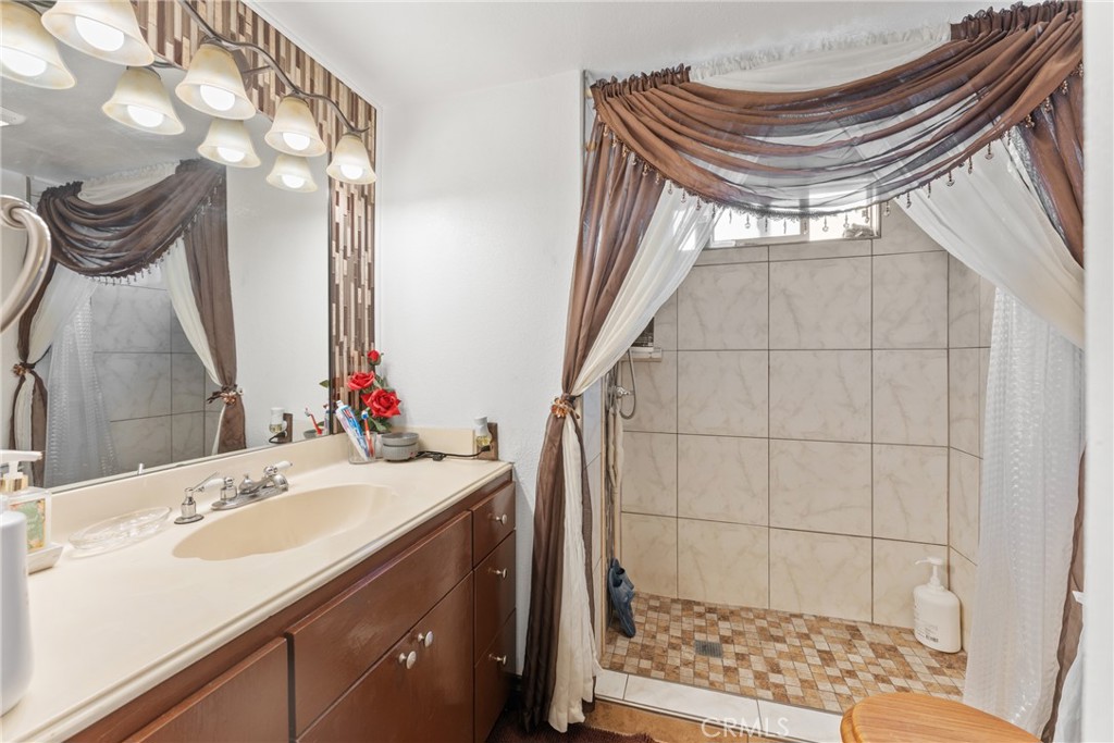 2865 West Rialto Avenue, Unit 17 Rialto, CA 92376 - Photo 12 of 16 Full Bathroom