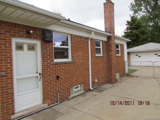 3239 Rome Avenue Warren, MI 48091 - Photo 3 of 13 RIGHT SIDE