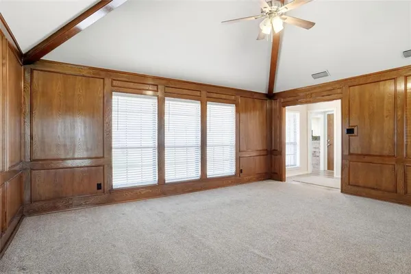 a view of empty room with a ceiling fan