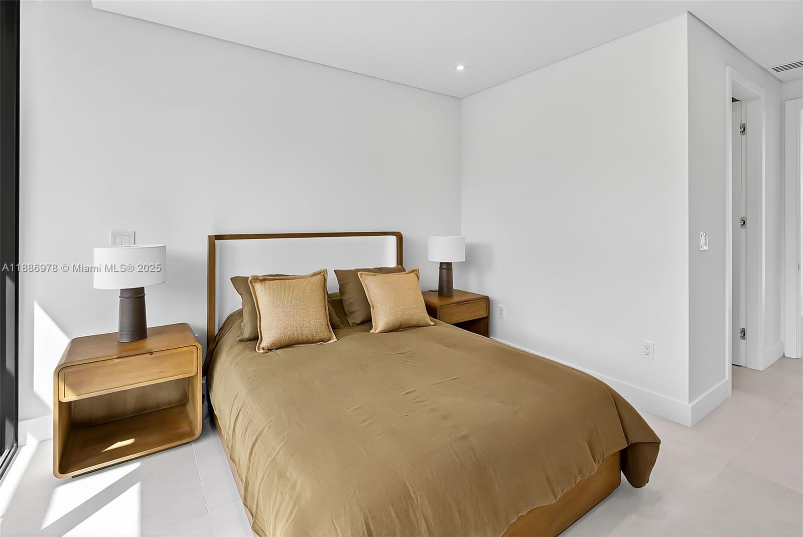 620 Solar Isle Drive Fort Lauderdale, FL 33301 - Photo 62 of 83 a bedroom with a bed and a lamp