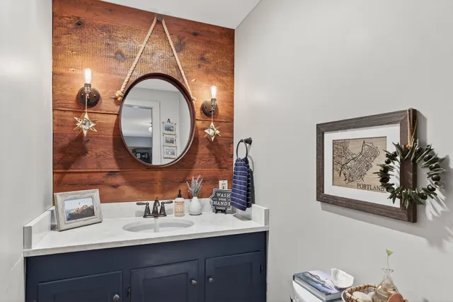 $960,000 | 160 Memorial Highway, North Yarmouth, ME 04097