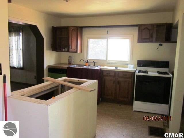 105 Riverside Drive Alma, MI 48801 - Photo 4 of 12 1766911-3.JPG