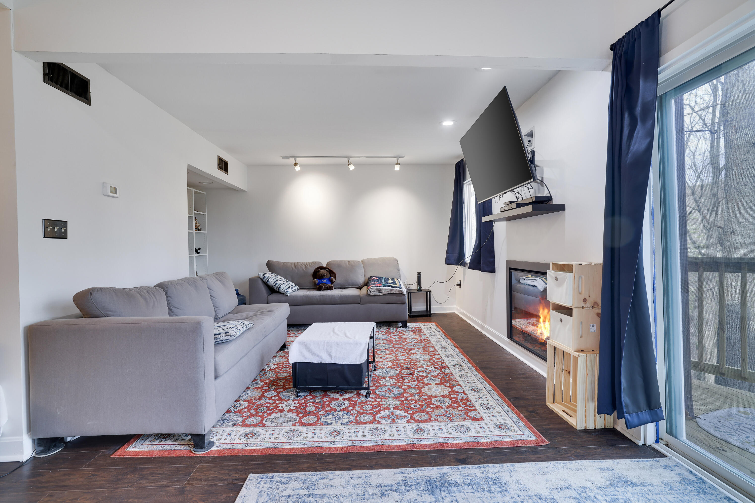 107 Woods Lane Bushkill, PA 18324 - Photo 2 of 34 Livingroom