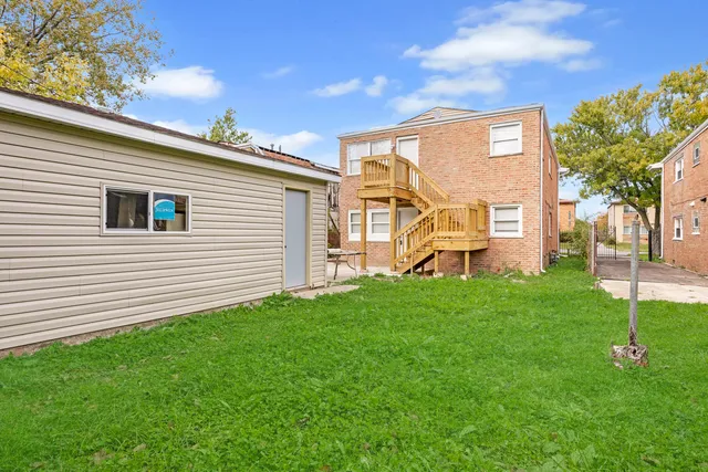 a view of a house with backyard