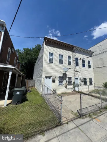 a view of a house with backyard