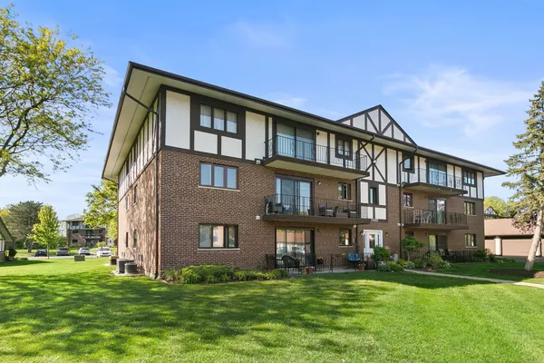 $240,000 | 11015 Theresa Circle, Unit 3C, Palos Hills, IL 60465