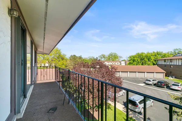 $240,000 | 11015 Theresa Circle, Unit 3C, Palos Hills, IL 60465