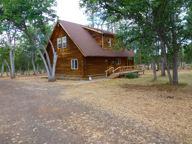 a view of a house with backyard