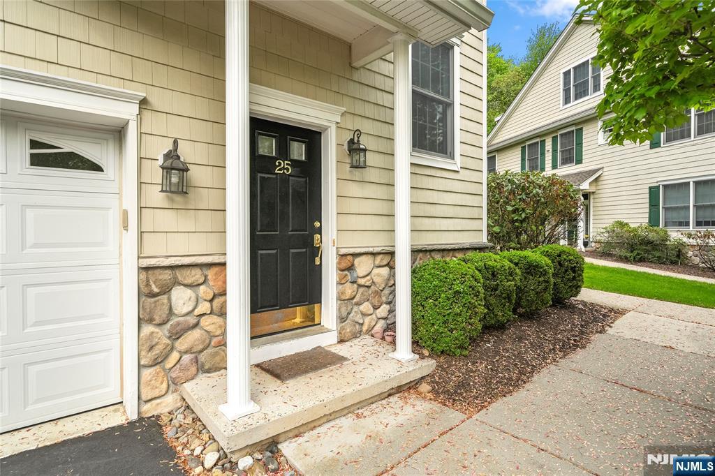 25 Woods Edge Road Old Tappan, NJ 07675 - Photo 4 of 30