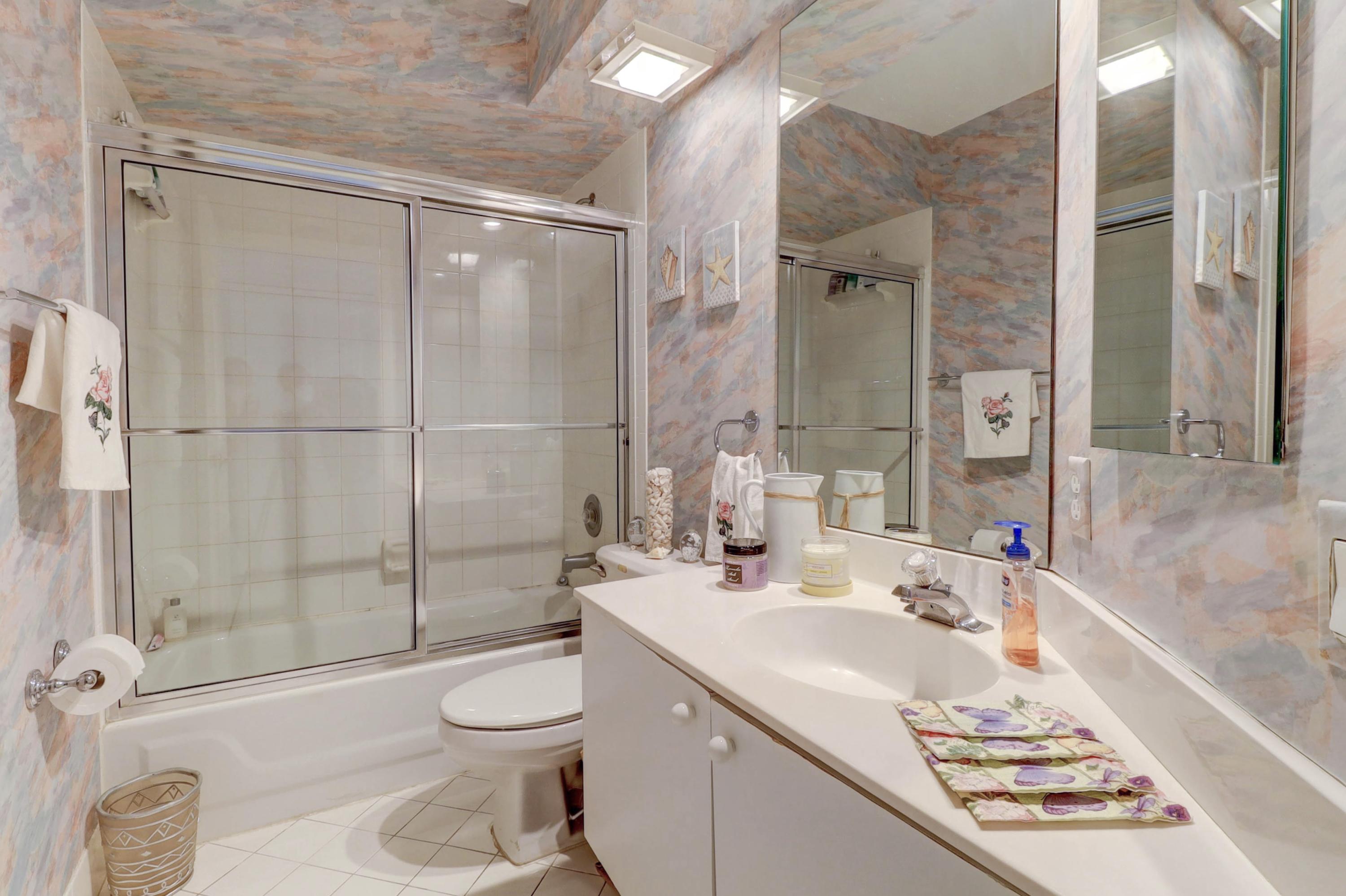 17317 Boca Club Boulevard, Unit 6 Boca Raton, FL 33487 - Photo 20 of 22 Guest bath