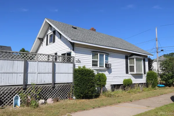 $99,900 | 1928 North 2nd Avenue, Escanaba, MI 49829