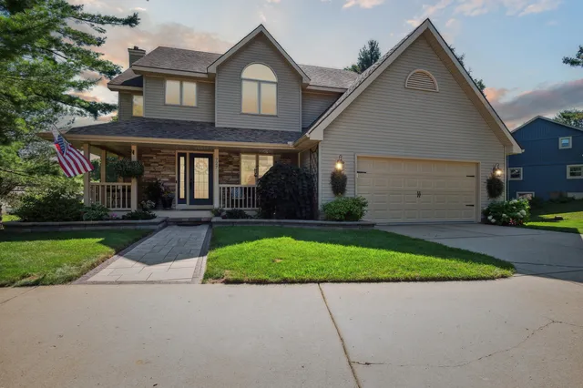 $419,500 | 727 Tanbark Drive, Dimondale, MI 48821