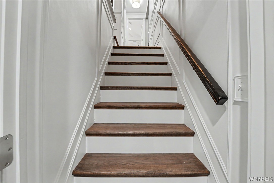 6600 Dye Road Newstead, NY 14001 - Photo 36 of 50 Stairway to second floor bliss