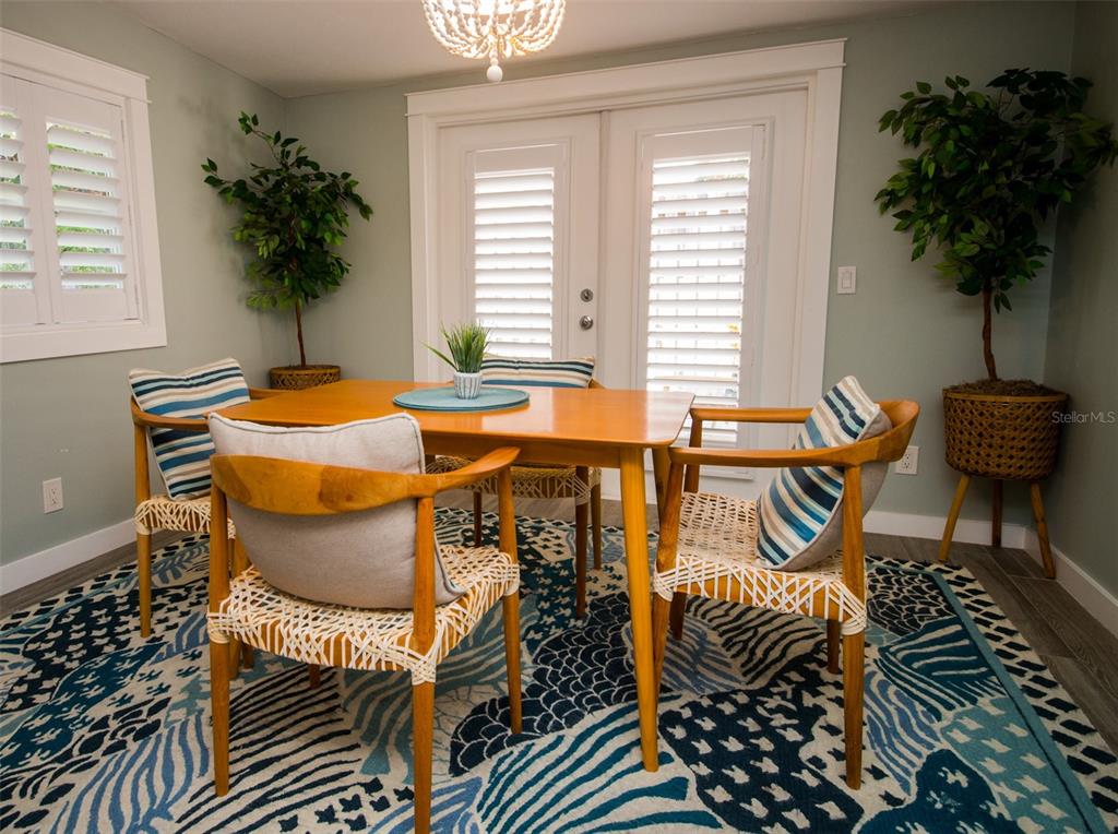 1805 Ivanhoe Street Sarasota, FL 34231 - Photo 28 of 34 a dining room with furniture and window
