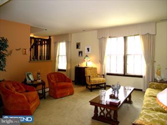 81 Edinburgh Road Blackwood, NJ 08012 - Photo 2 of 6 Living Room