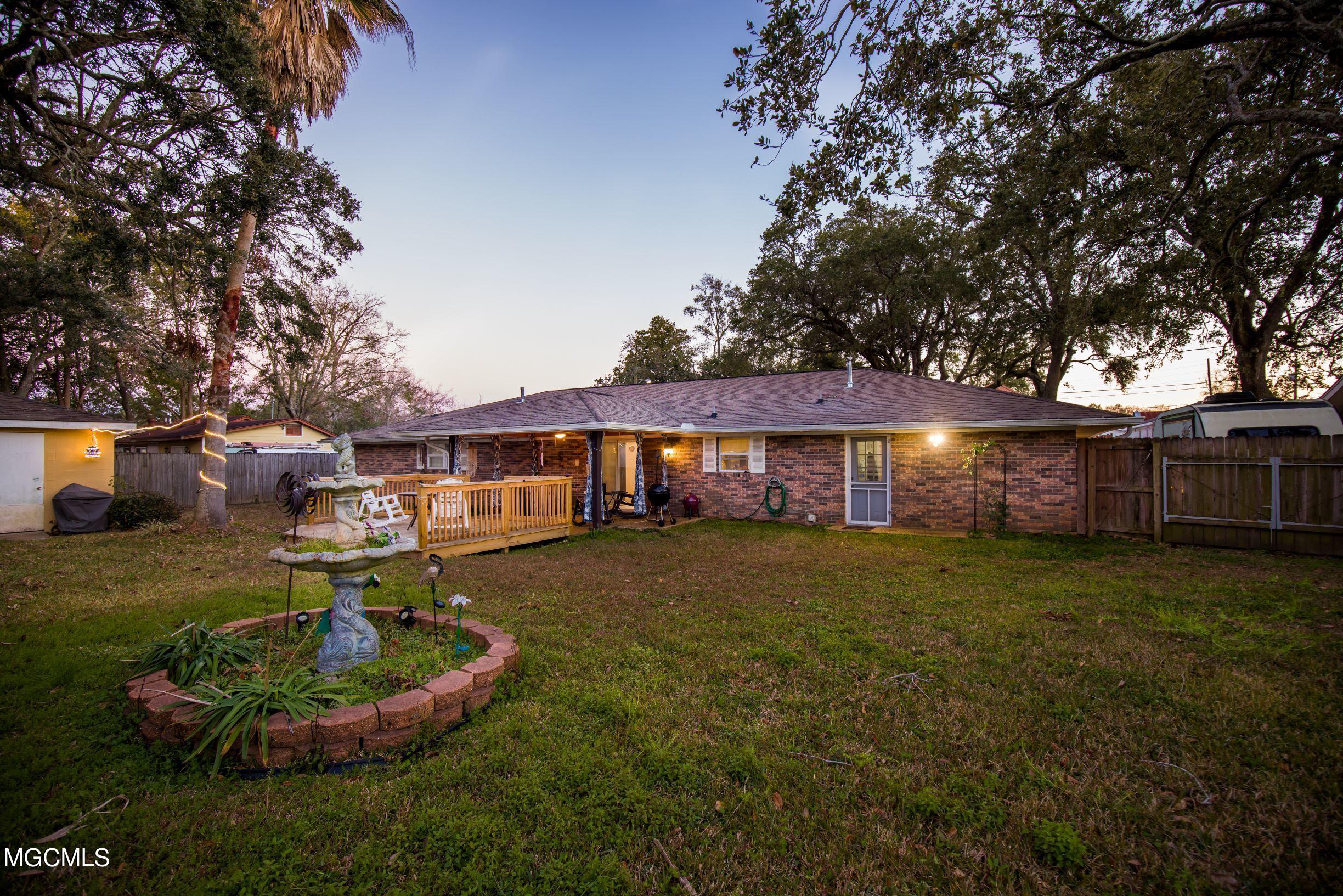 1056 Cherokee Street Biloxi, MS 39530 - Photo 17 of 18 Backyard lignts
