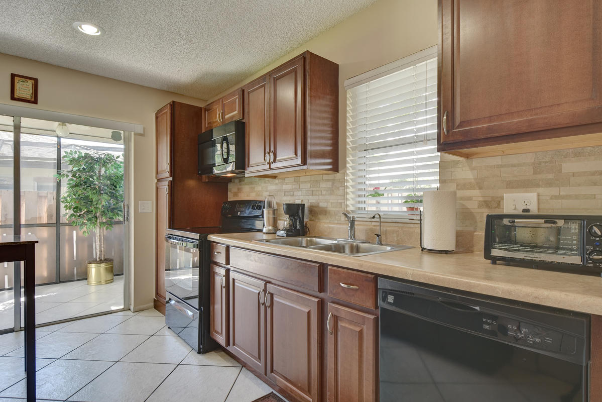 8737 Echo Lane Boca Raton, FL 33496 - Photo 2 of 24 Kitchen