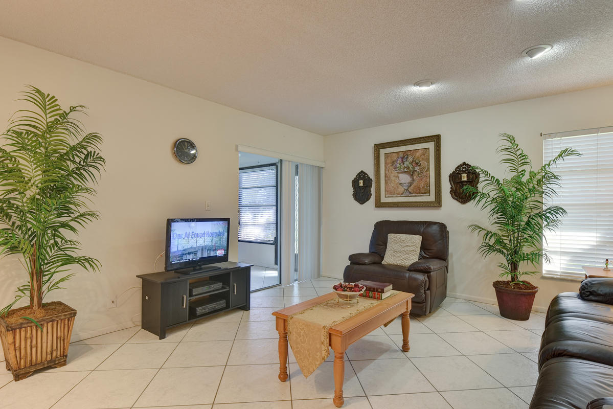 8737 Echo Lane Boca Raton, FL 33496 - Photo 10 of 24 Living Room
