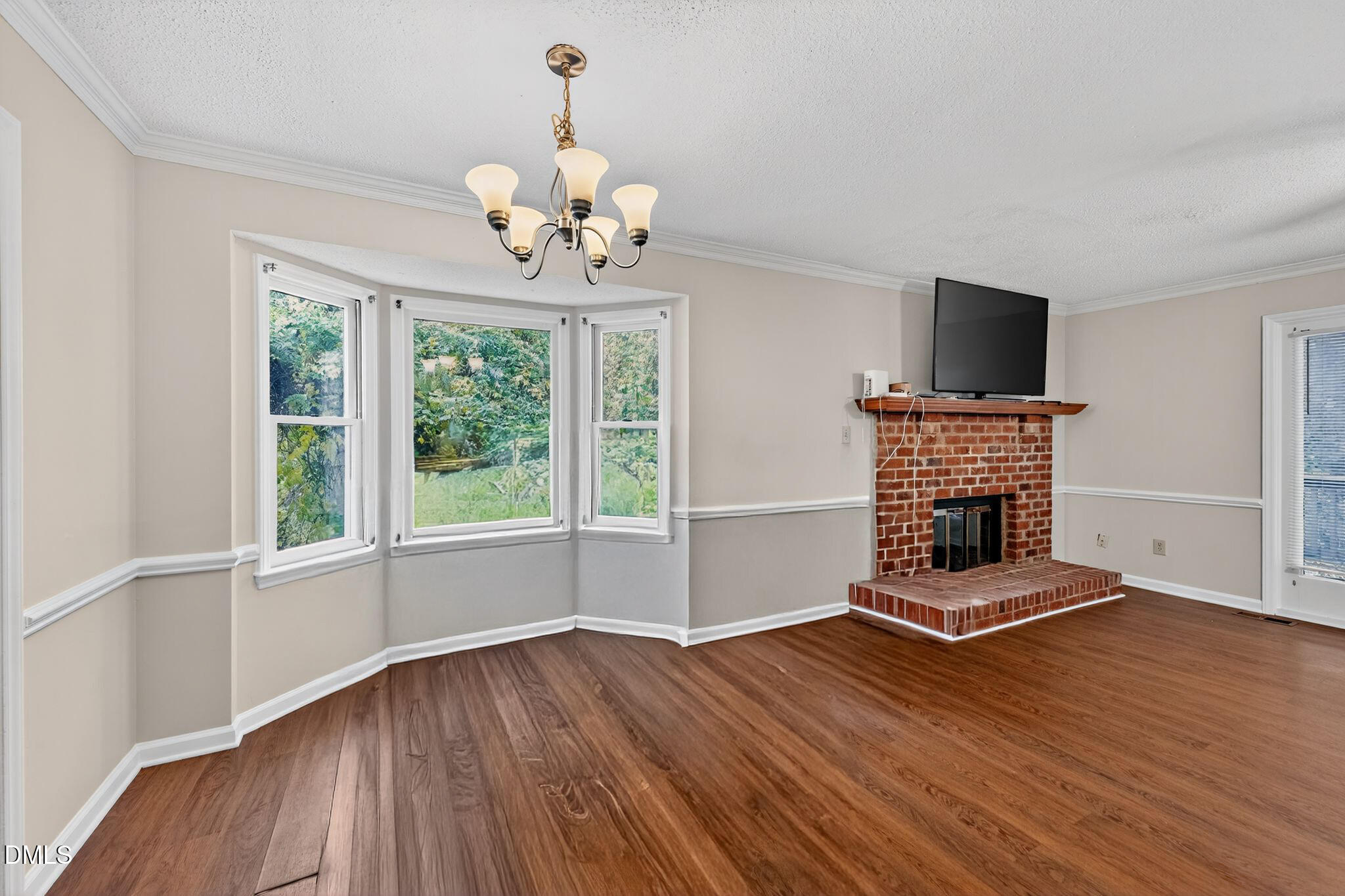 4131 Kaplan Drive Raleigh, NC 27606 - Photo 8 of 34 11_4131_Kaplan_Dr_Raleigh_NC_27606-Livin