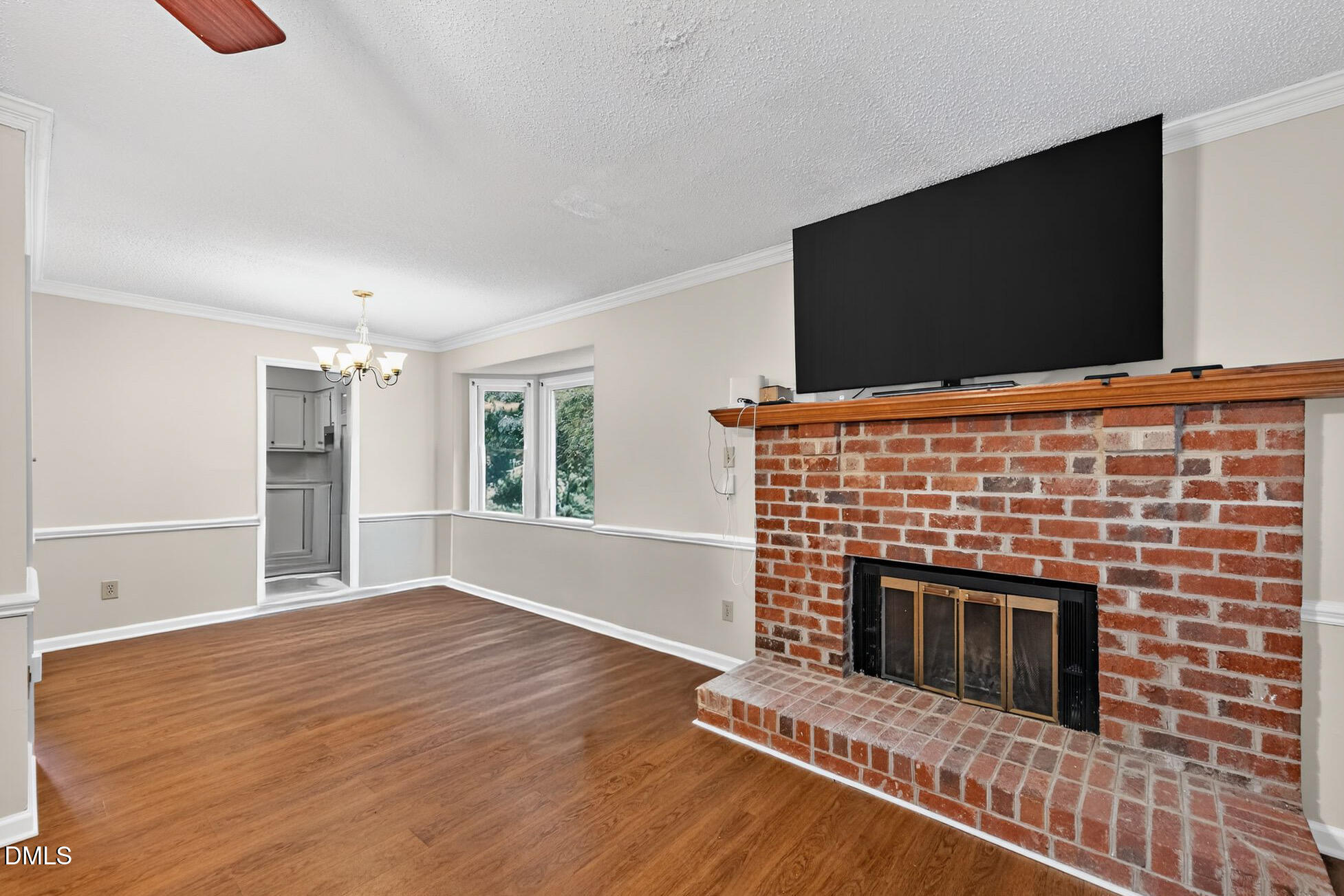 4131 Kaplan Drive Raleigh, NC 27606 - Photo 9 of 34 09_4131_Kaplan_Dr_Raleigh_NC_27606-Livin