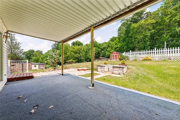 a view of a backyard