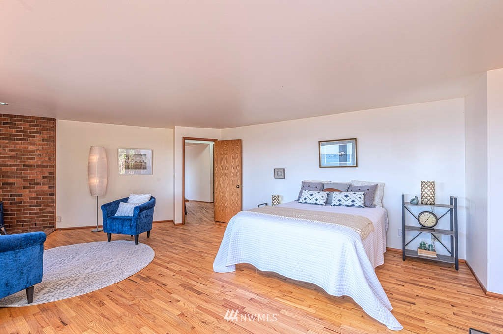 19038 Ridge Road Southwest Vashon, WA 98070 - Photo 13 of 38 a spacious bedroom with a bed and couch