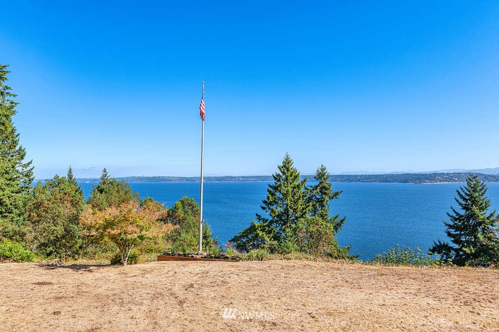 19038 Ridge Road Southwest Vashon, WA 98070 - Photo 28 of 38 a view of a yard
