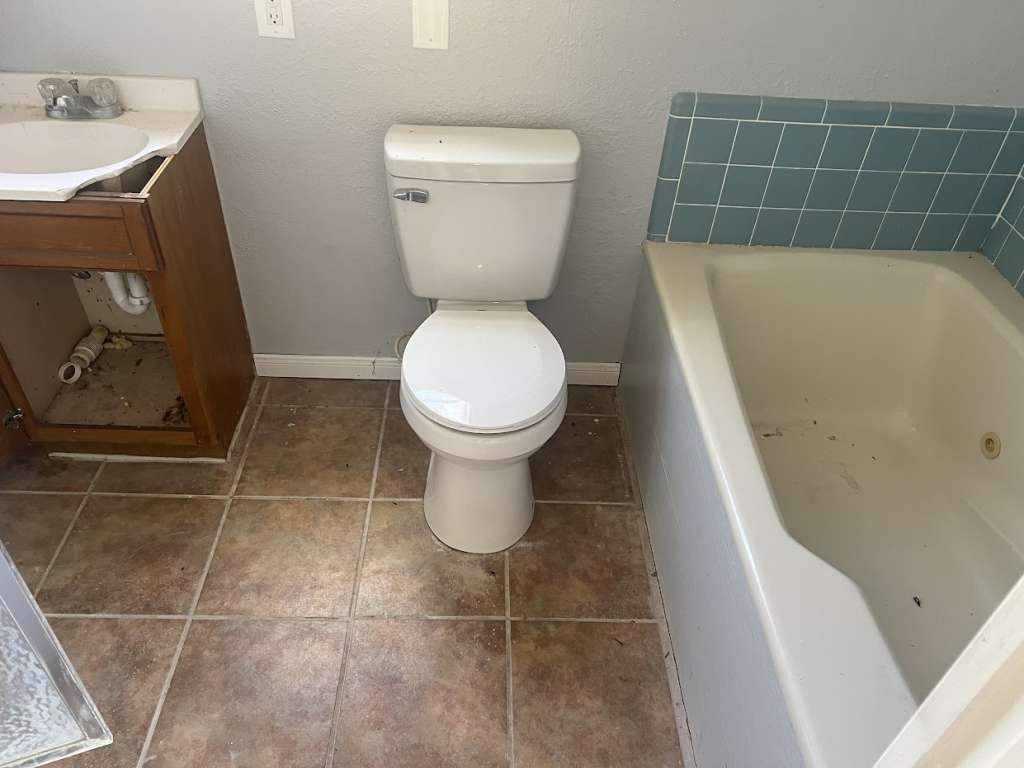 5996 Yucca Trail Beeville, TX 78102 - Photo 18 of 20 a bathroom with a toilet and a sink