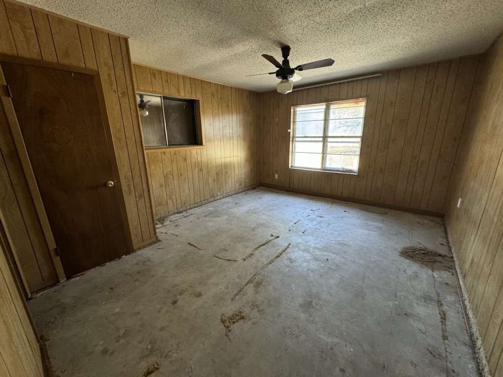 5996 Yucca Trail Beeville, TX 78102 - Photo 7 of 20 a view of a livingroom with a ceiling fan and window