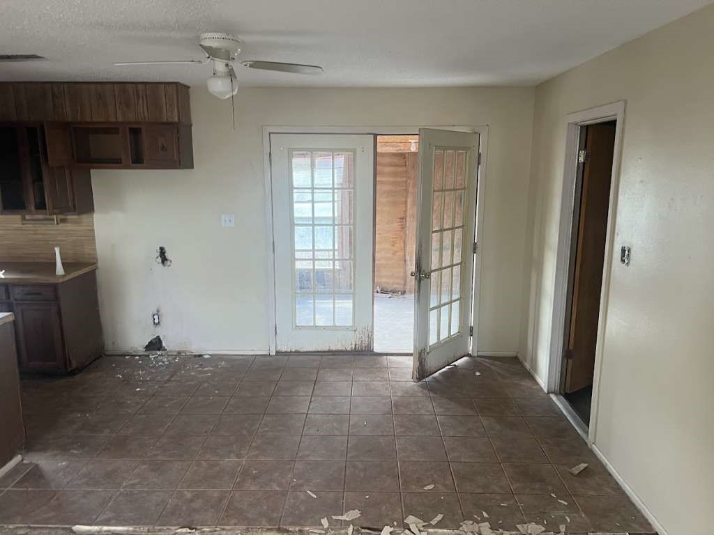 5996 Yucca Trail Beeville, TX 78102 - Photo 8 of 20 an empty room with windows