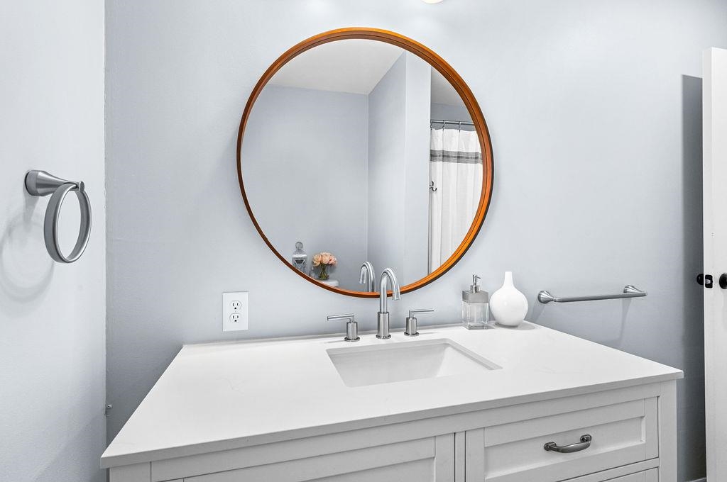 5113 Eagle Lake Road Duluth, MN 55803 - Photo 22 of 44 upstairs bathroom