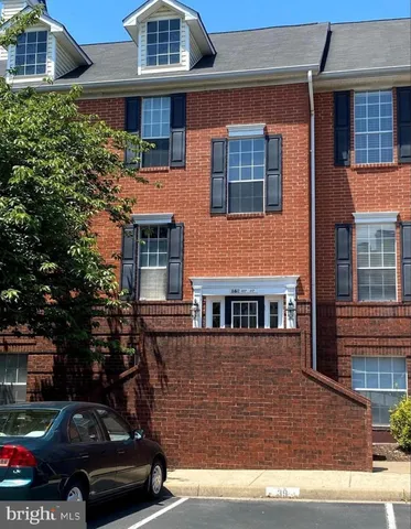 $380,000 | 660 Gateway Drive Southeast, Unit 111, Leesburg, VA 20175
