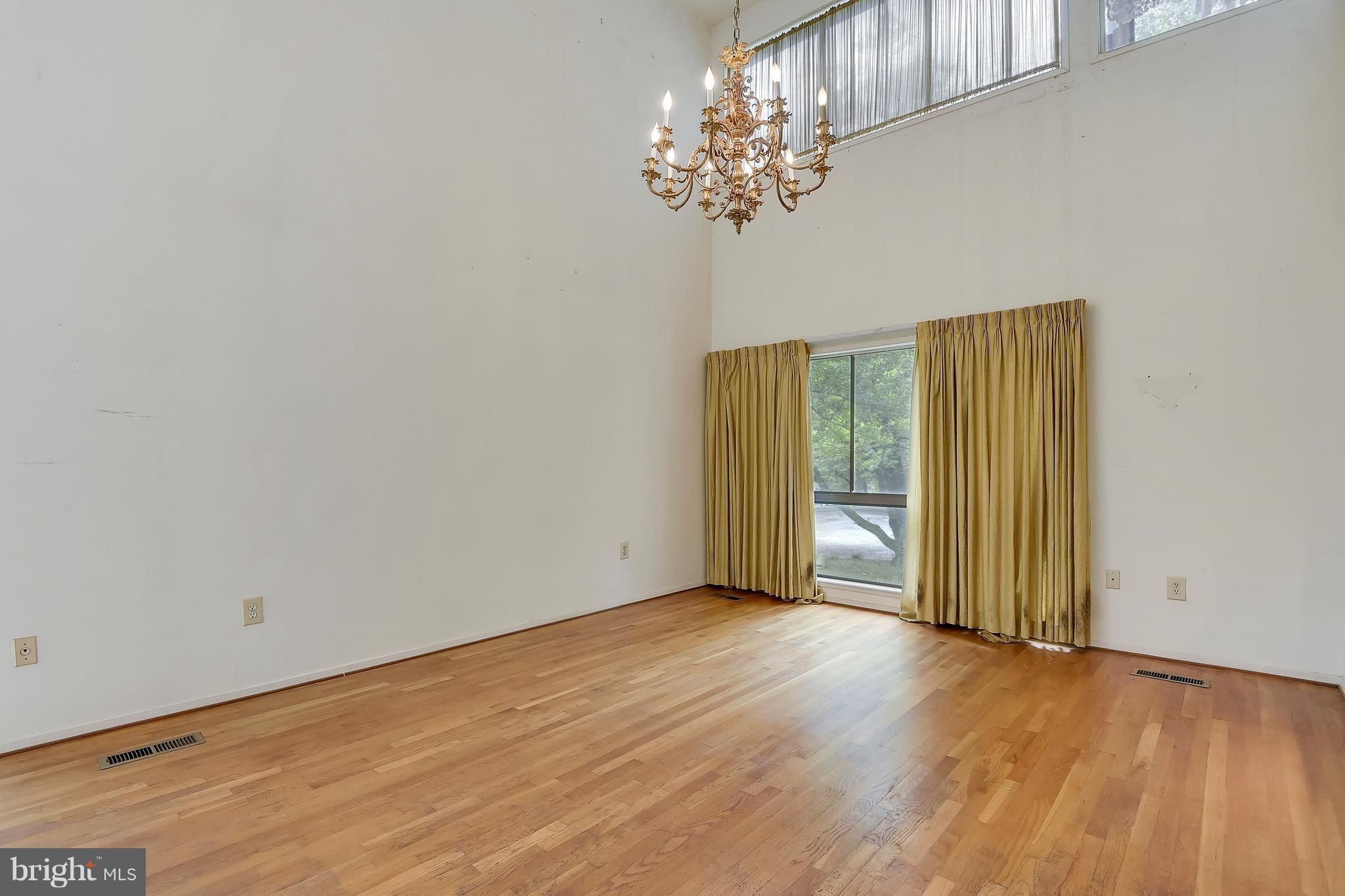 9322 Friars Road Bethesda, MD 20817 - Photo 3 of 30 Living Room