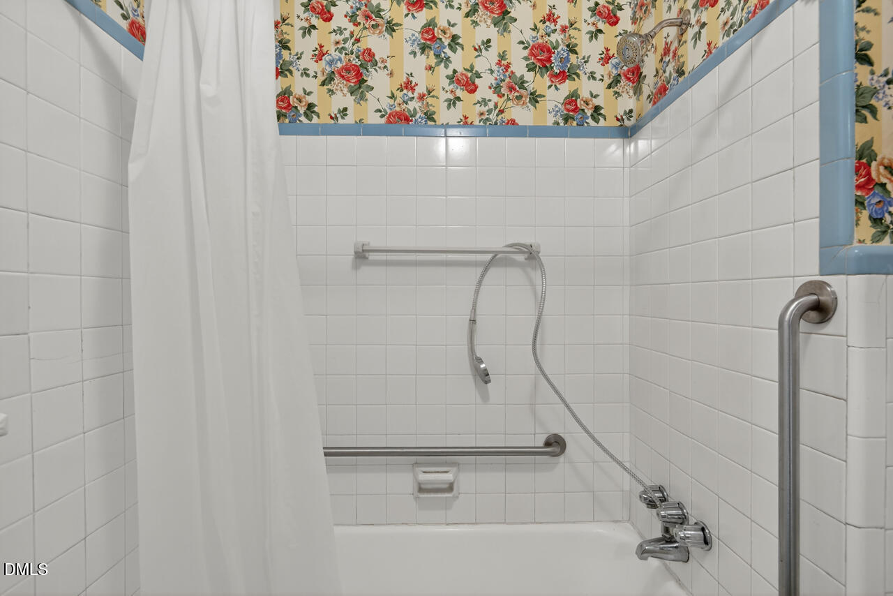 720 Roxboro Road Haw River, NC 27258 - Photo 29 of 55 a bathroom with a bathtub