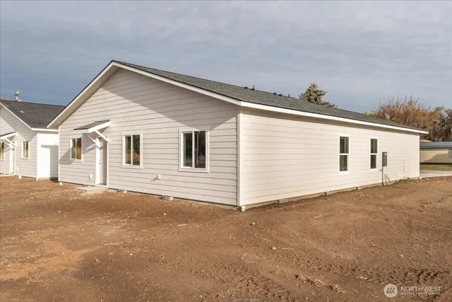 a view of a house with backyard and parking space