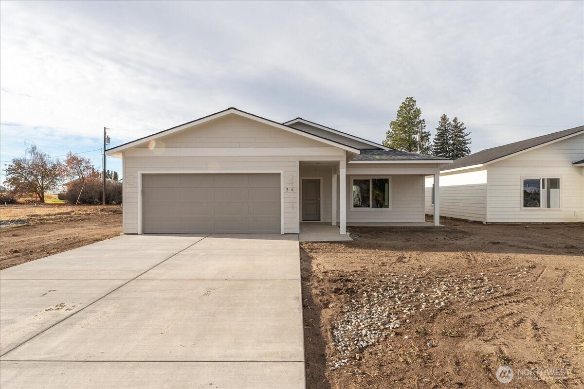 34 Simpson Street Mansfield, WA 98830 - Photo 6 of 29 a front view of a house with a yard