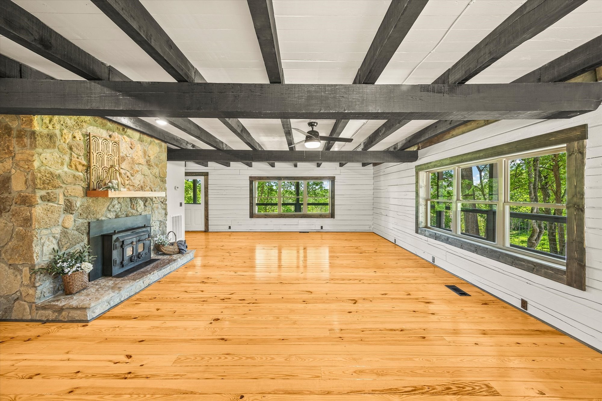 4221 New Hope Road Celina, TN 38551 - Photo 16 of 52 a swimming pool with large windows