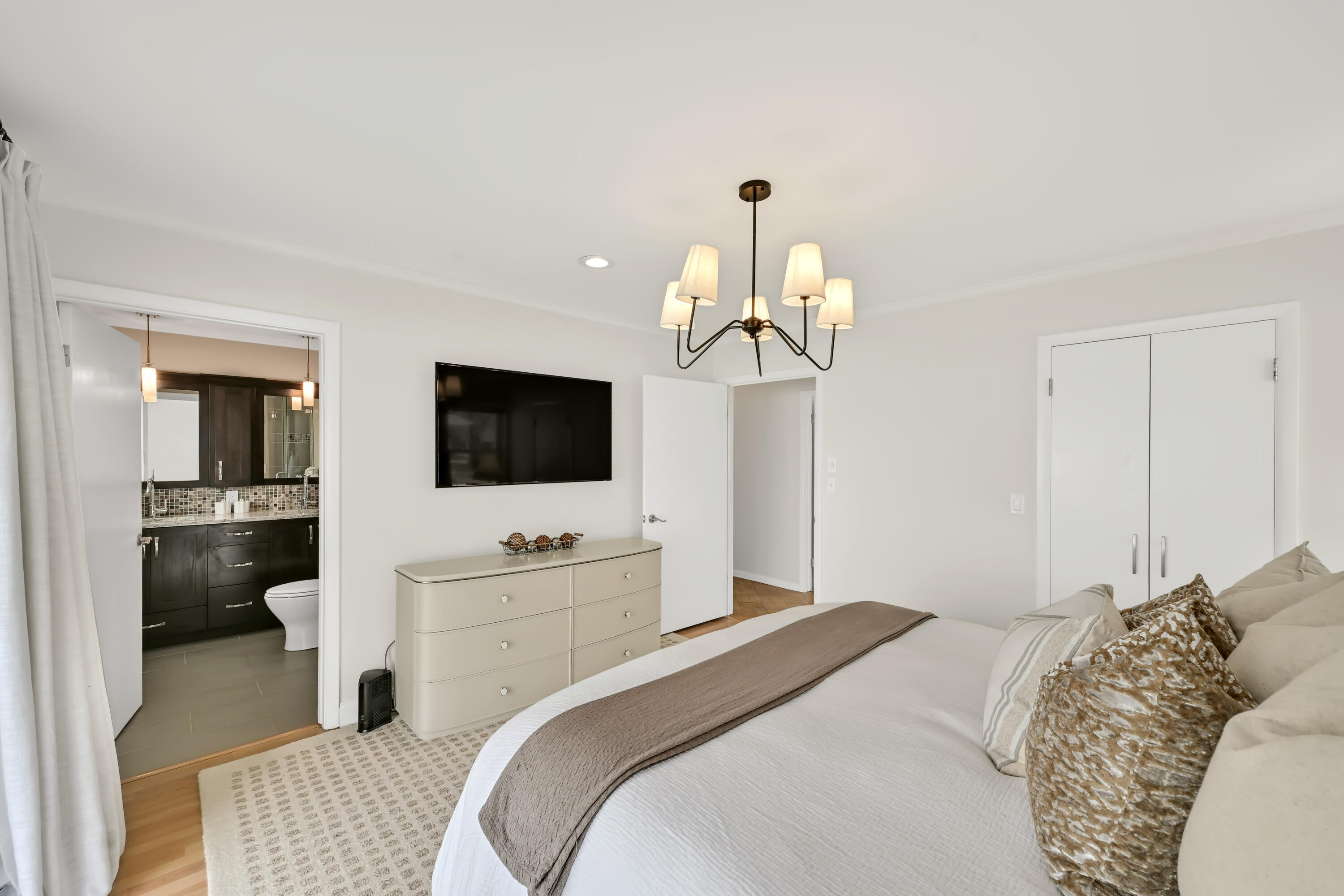 8207 North Regent Road Fox Point, WI 53217 - Photo 21 of 37 Primary Suite