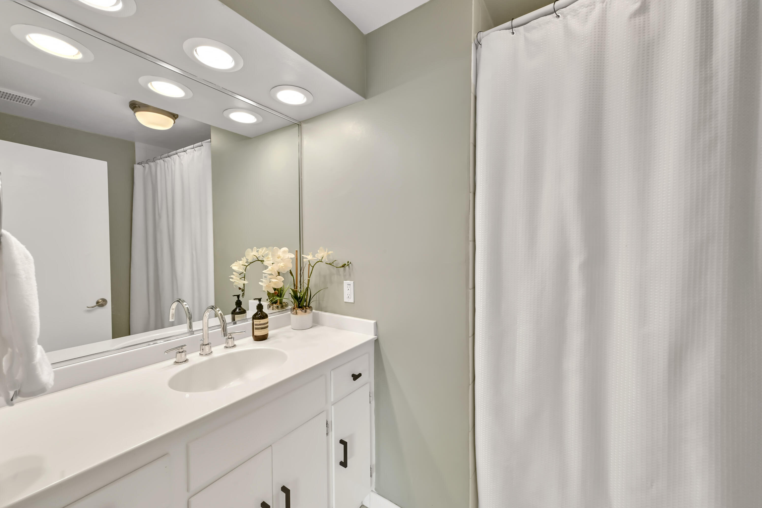 8207 North Regent Road Fox Point, WI 53217 - Photo 26 of 37 Full Hall Bath