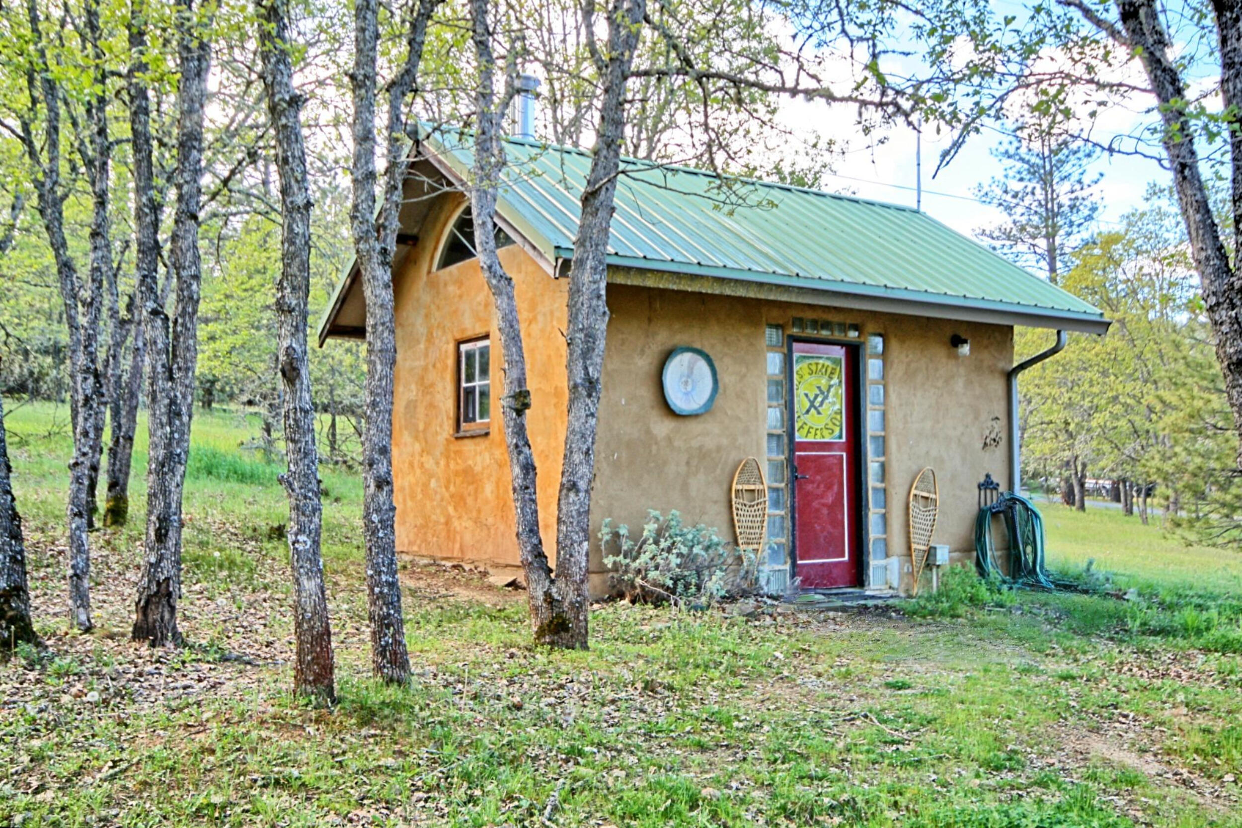 8150 Upper Applegate Road Jacksonville, OR 97530 - Photo 112 of 122 a view of a house with backyard and trees