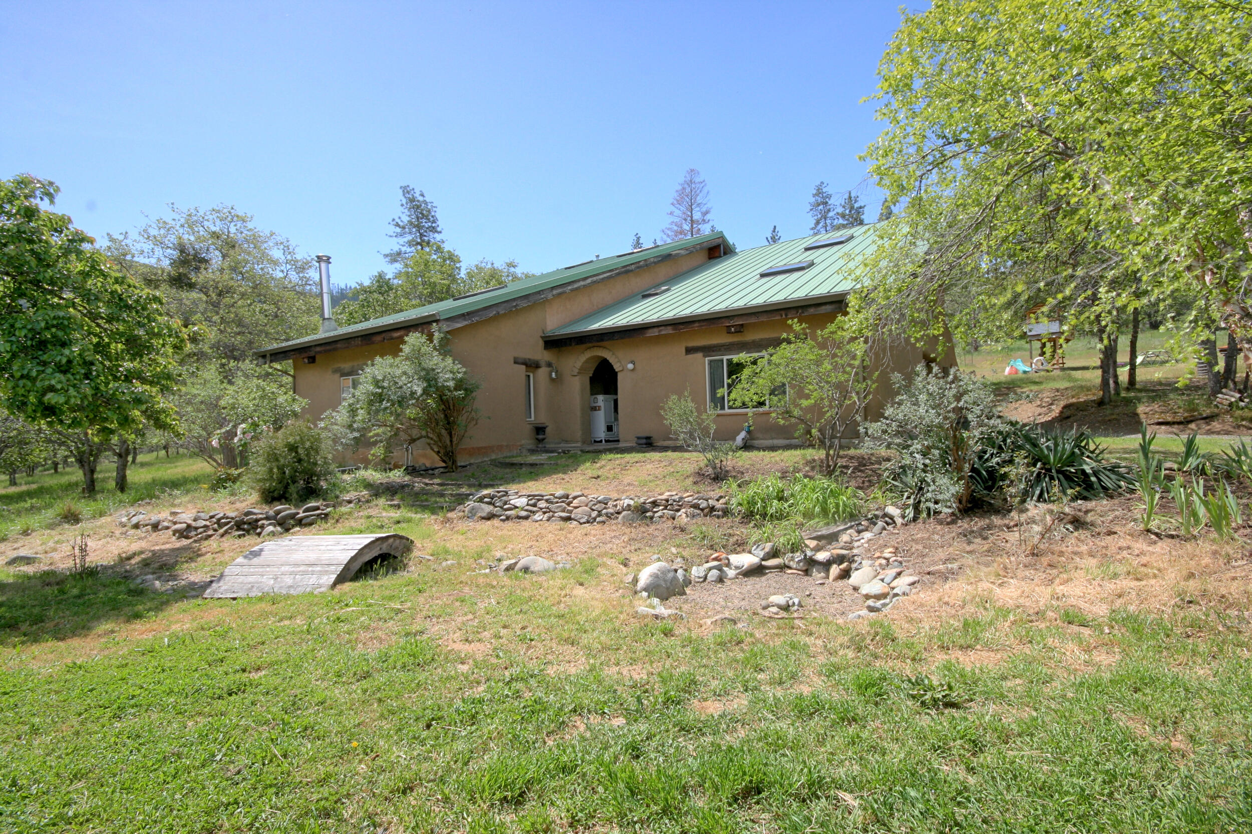 8150 Upper Applegate Road Jacksonville, OR 97530 - Photo 4 of 122 a backyard of a house with table and chairs