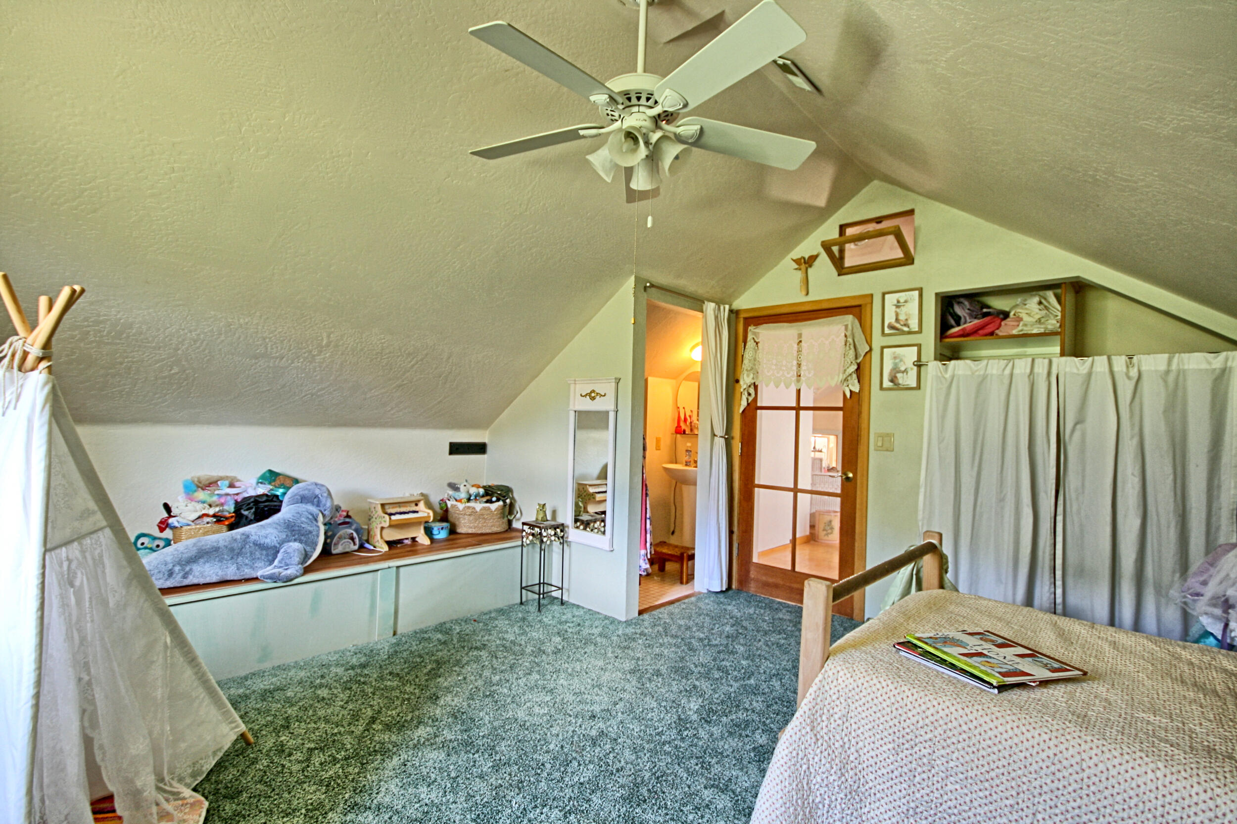 8150 Upper Applegate Road Jacksonville, OR 97530 - Photo 45 of 122 upstairs bed and half bath
