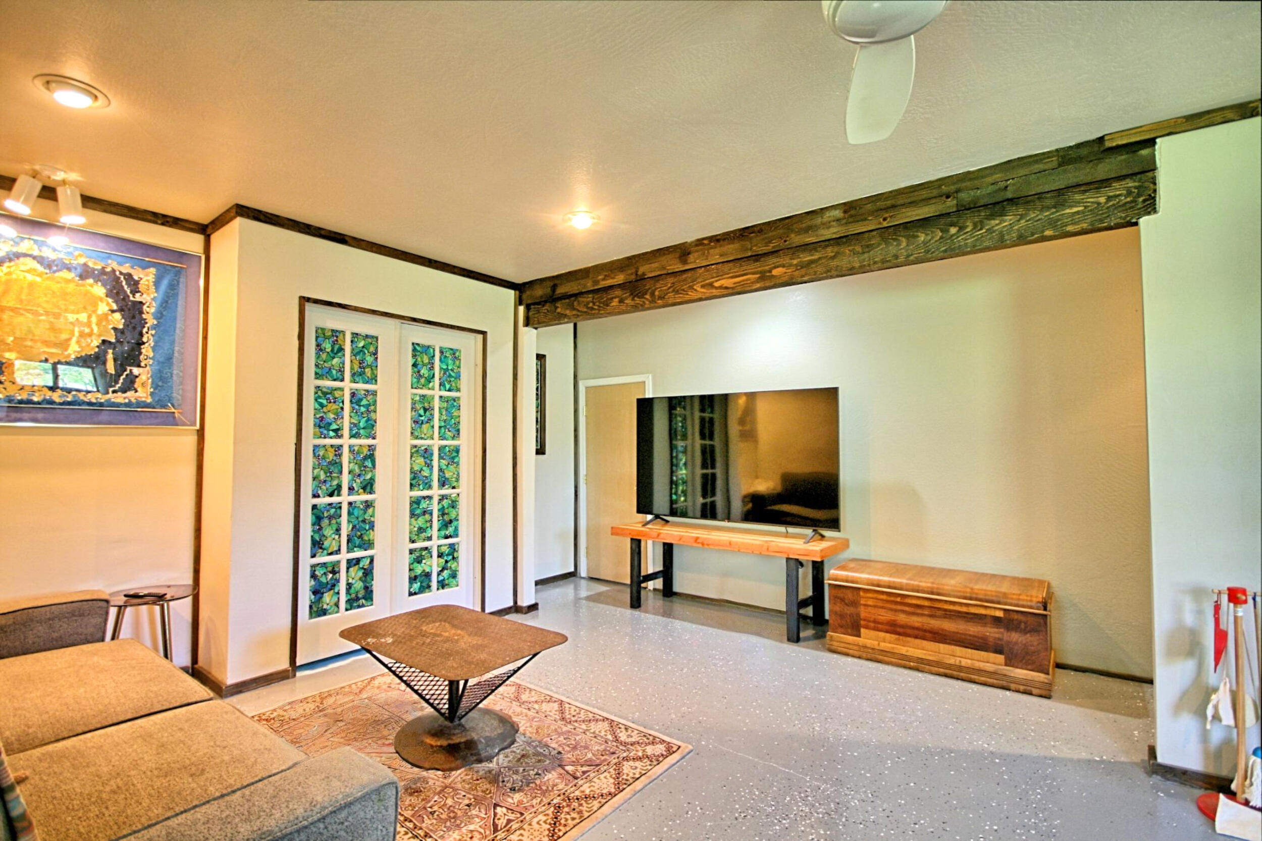 8150 Upper Applegate Road Jacksonville, OR 97530 - Photo 55 of 122 a living room with furniture and a flat screen tv