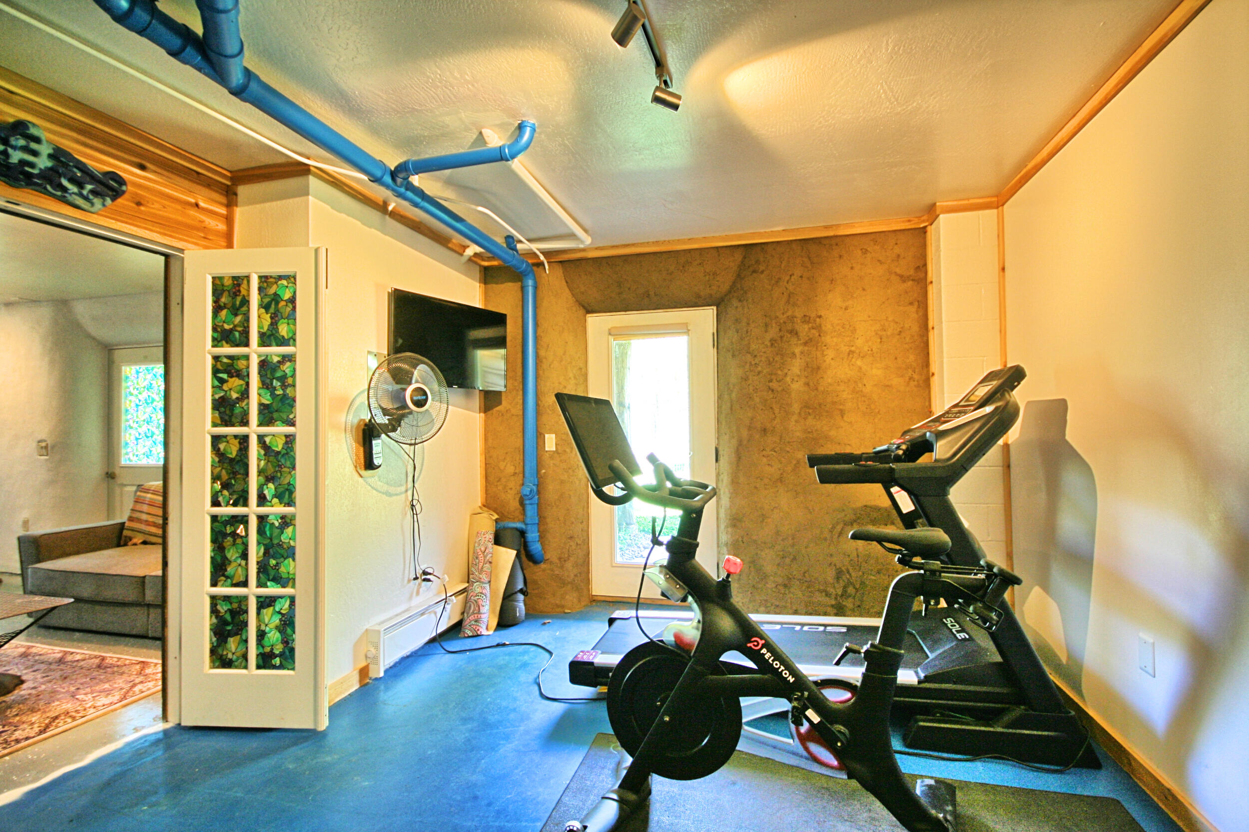 8150 Upper Applegate Road Jacksonville, OR 97530 - Photo 57 of 122 a view of a room with gym equipment